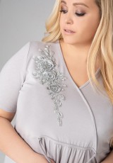 Szara tunika plus size z ozdobnym haftem