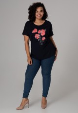Czarna bluzka plus size z kwiatami Czarna bluzka plus size z kwiatami