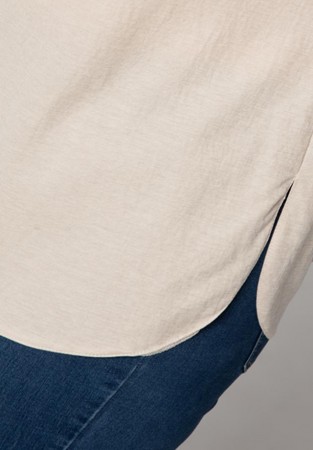 Kremowa bluzka plus size z oryginalnym motywem
