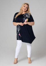 Granatowa tunika plus size z konturowymi postaciami