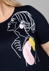 Granatowa tunika plus size z konturowymi postaciami