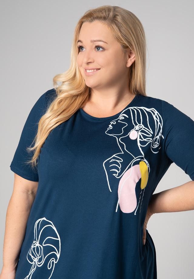 Niebieska sukienka plus size