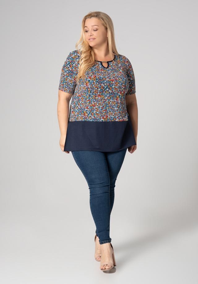 Kolorowa bluzka plus size z drobnymi elementami