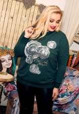 Zielona bluza plus size z jasnym nadrukiem Zielona bluza plus size z jasnym nadrukiem