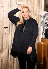 Ciemna tunika plus size z elementami ozdobnymi Ciemna tunika plus size z elementami ozdobnymi