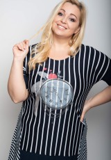 Duża tunika w białe paski i z nadrukiem Duża tunika w białe paski i z nadrukiem