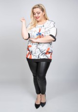 Bluzka plus size z fantazyjnym wzorem Bluzka plus size z fantazyjnym wzorem