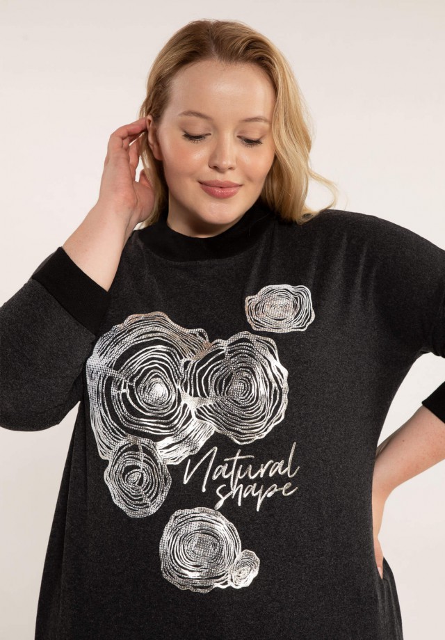 Modny sweterek plus size ze wzorem i napisem