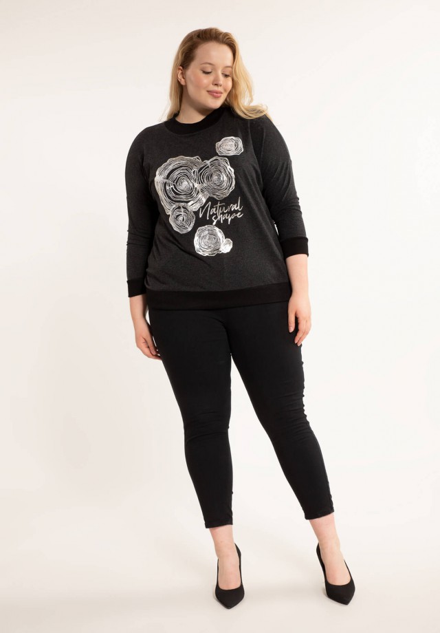 Modny sweterek plus size ze wzorem i napisem