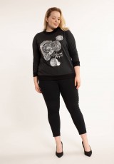 Modny sweterek plus size ze wzorem i napisem Modny sweterek plus size ze wzorem i napisem
