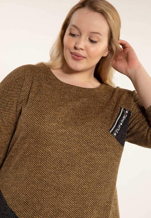 Sweter plus size z ozdobnymi wstawkami