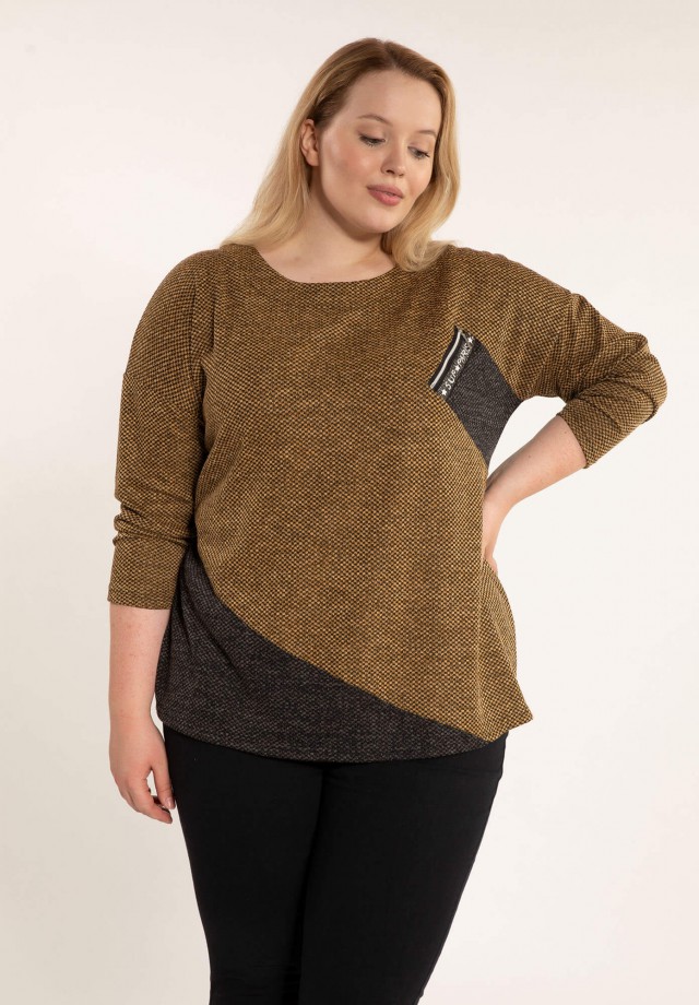 Sweter plus size z ozdobnymi wstawkami