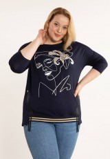 Ciemna bluzka plus size z efektownym nadrukiem Ciemna bluzka plus size z efektownym nadrukiem