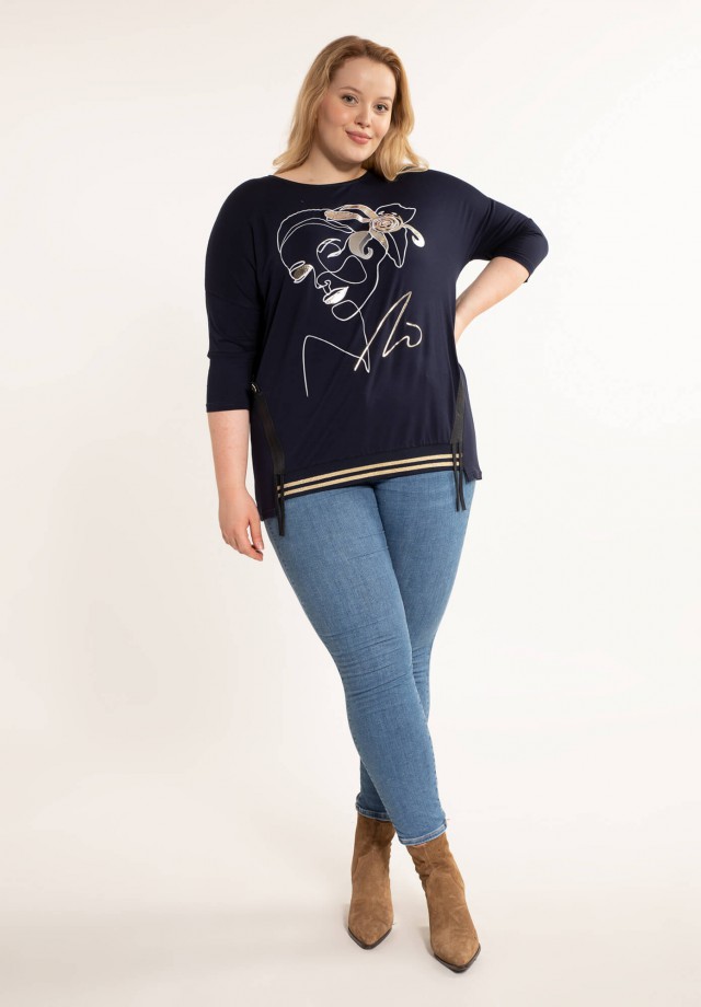 Ciemna bluzka plus size z efektownym nadrukiem