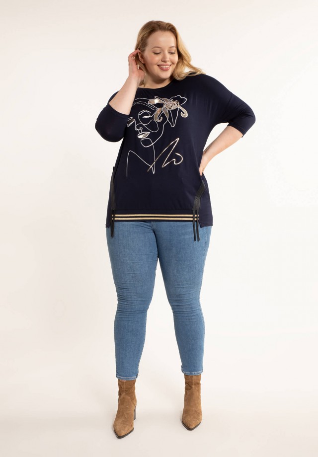 Ciemna bluzka plus size z efektownym nadrukiem