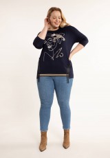 Ciemna bluzka plus size z efektownym nadrukiem Ciemna bluzka plus size z efektownym nadrukiem